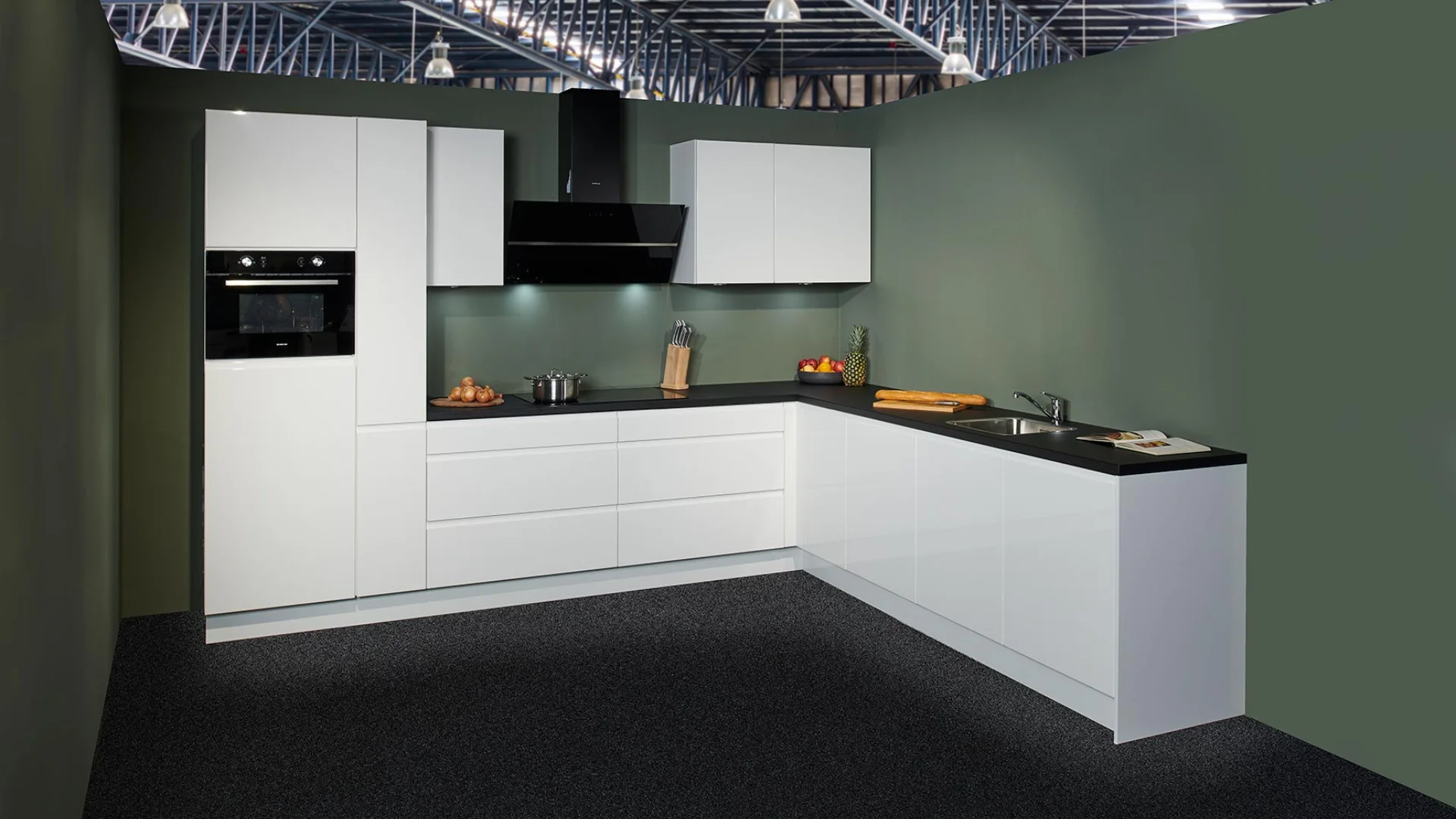 Witte greeploze hoekkeuken van Nolte in de showroom van Keukenwarenhuis.nl in Ter Aar