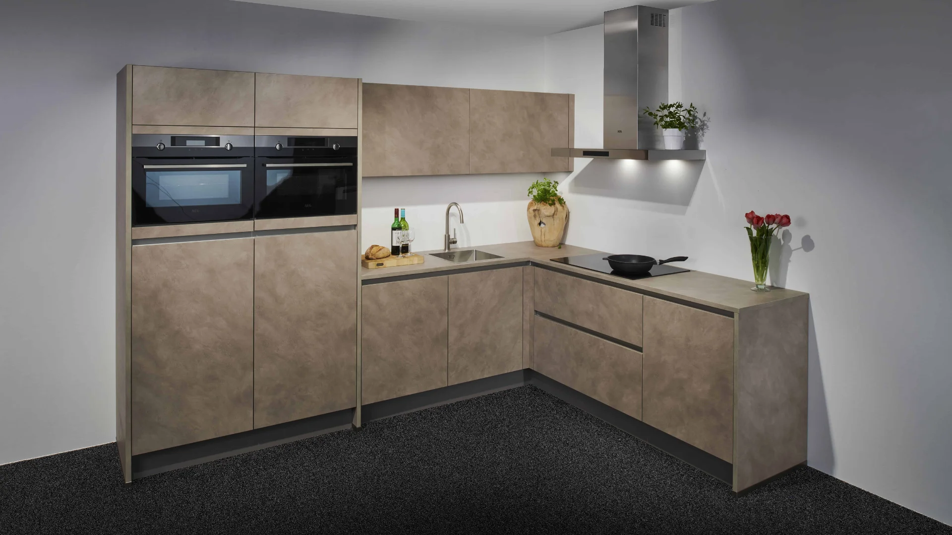 Greeploze hoekkeuken uitgevoerd in beton zand in de showrooms van Keukenwarenhuis.nl in Dordrecht en Ter Aar