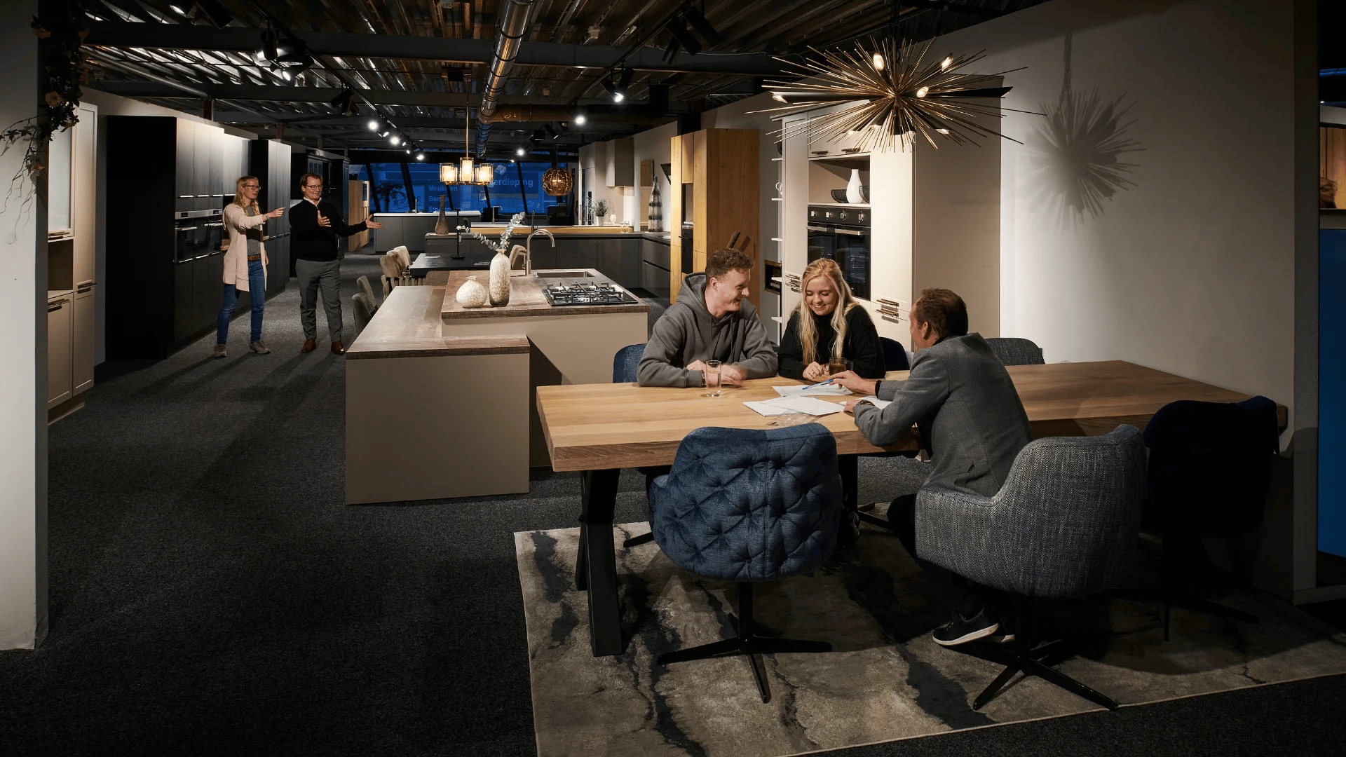 Bezoekers die zich vrijblijvend oriënteren in de showroom van Keukenwarenhuis.nl