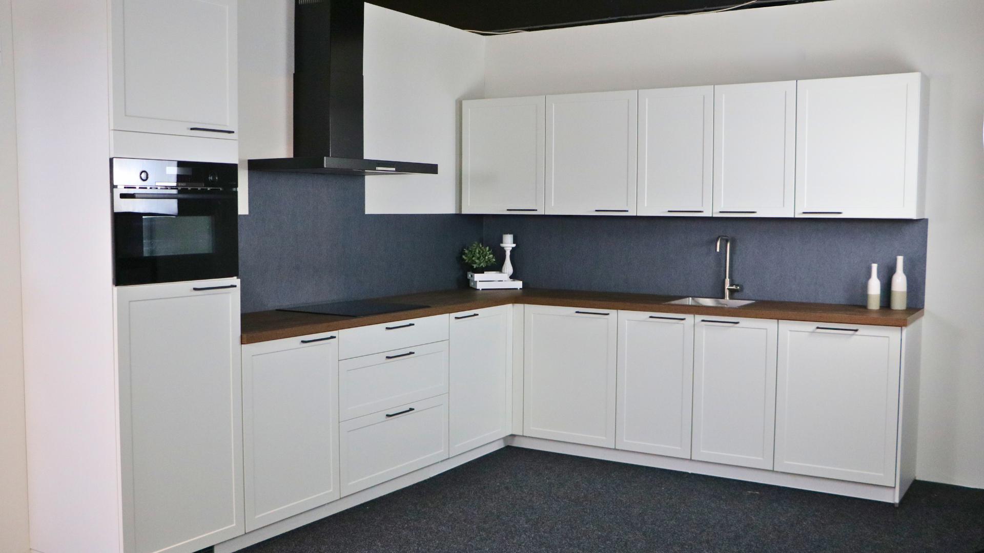 Showroomkeuken 50 uitgevoerd in zijdemat wit in de showrooms van Keukenwarenhuis.nl in Dordrecht en Ter Aar