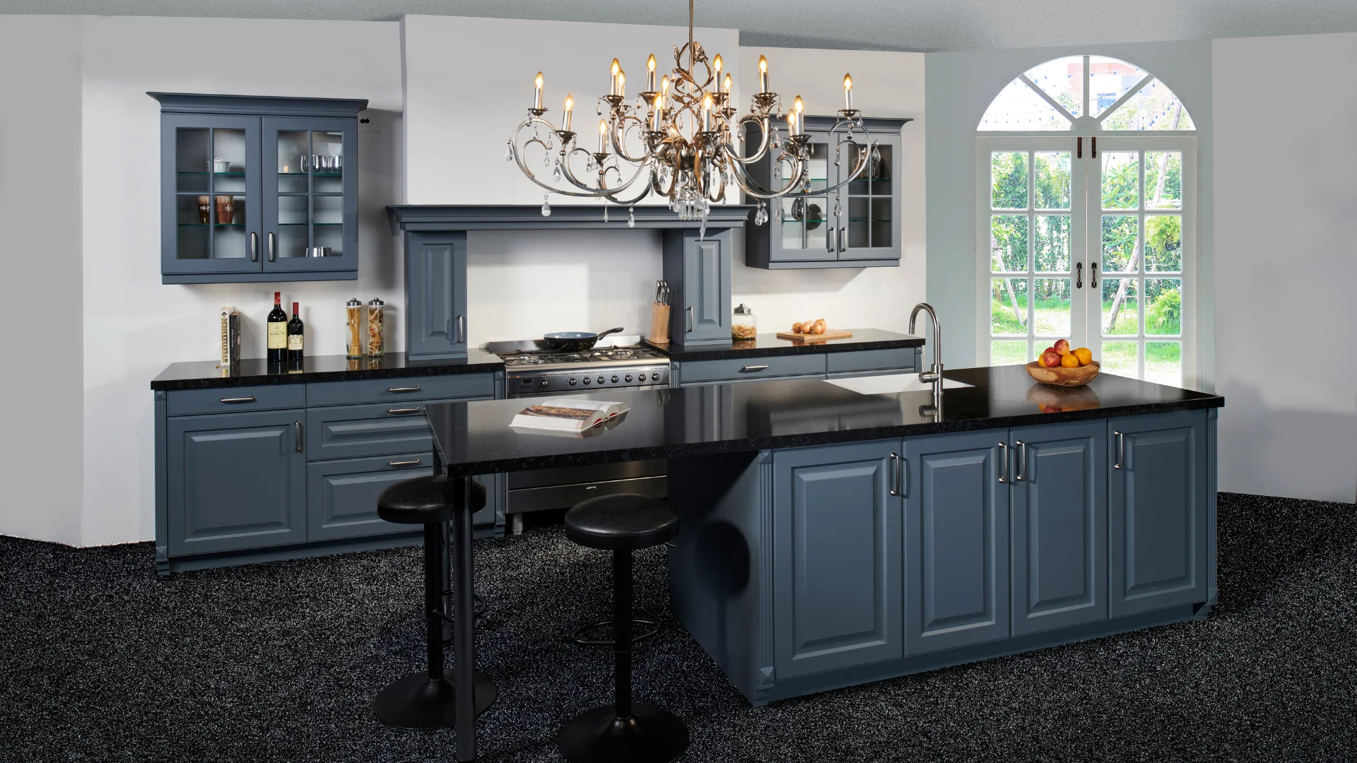 Klassieke landelijke eilandkeuken in het blauw uitgevoerd met een landelijk Smeg fornuis en klassieke deurgrepen in de showroom van Keukenwarenhuis.nl in Ter Aar