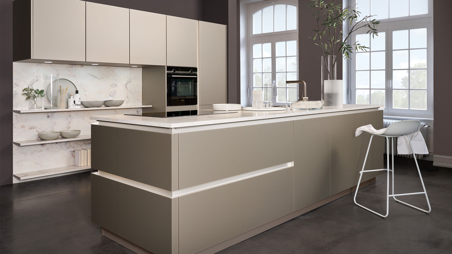 Greeploze eiandkeuken van Nolte uitgevoerd in taupe metallic