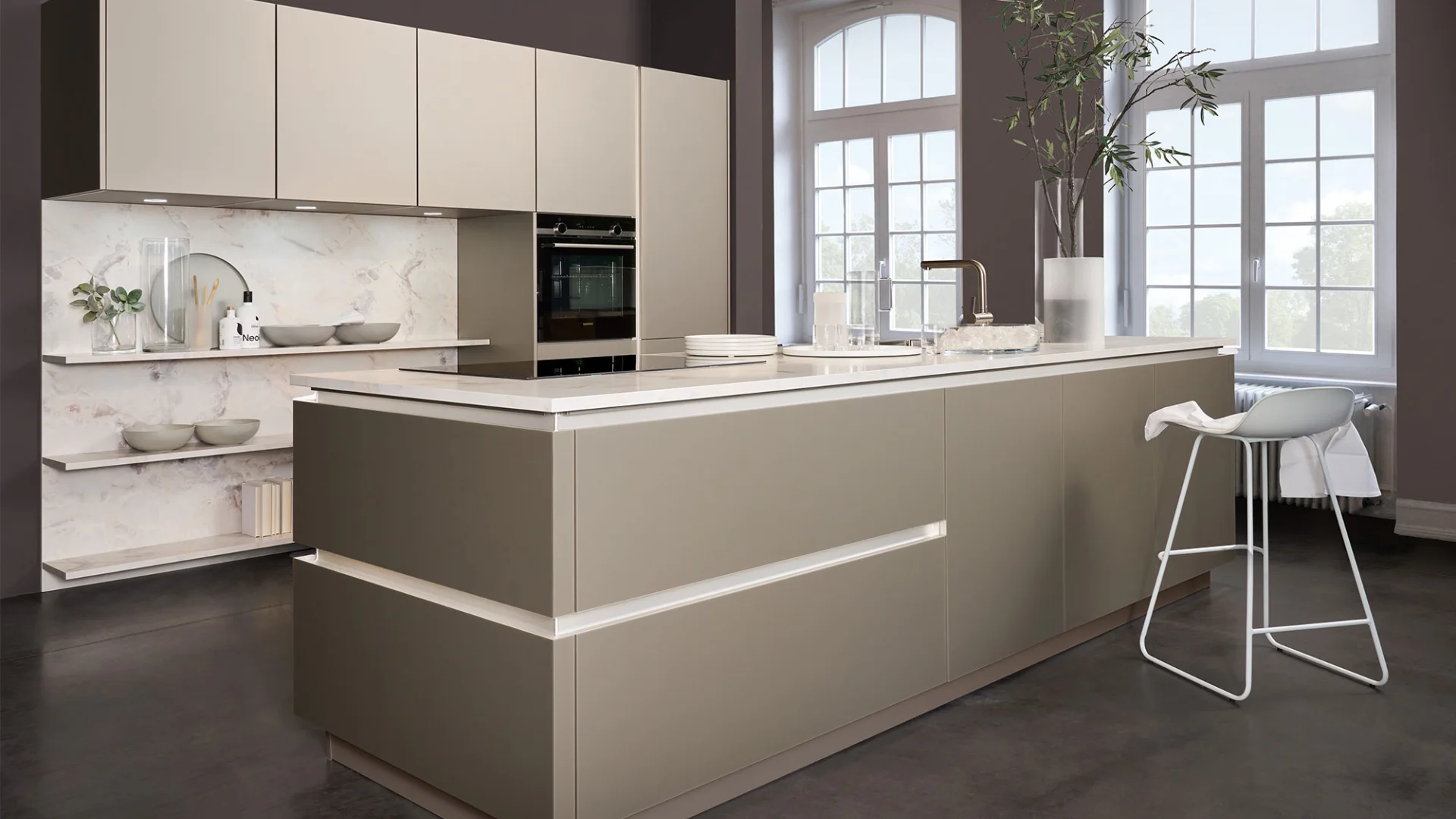 Greeploze eiandkeuken van Nolte uitgevoerd in taupe metallic