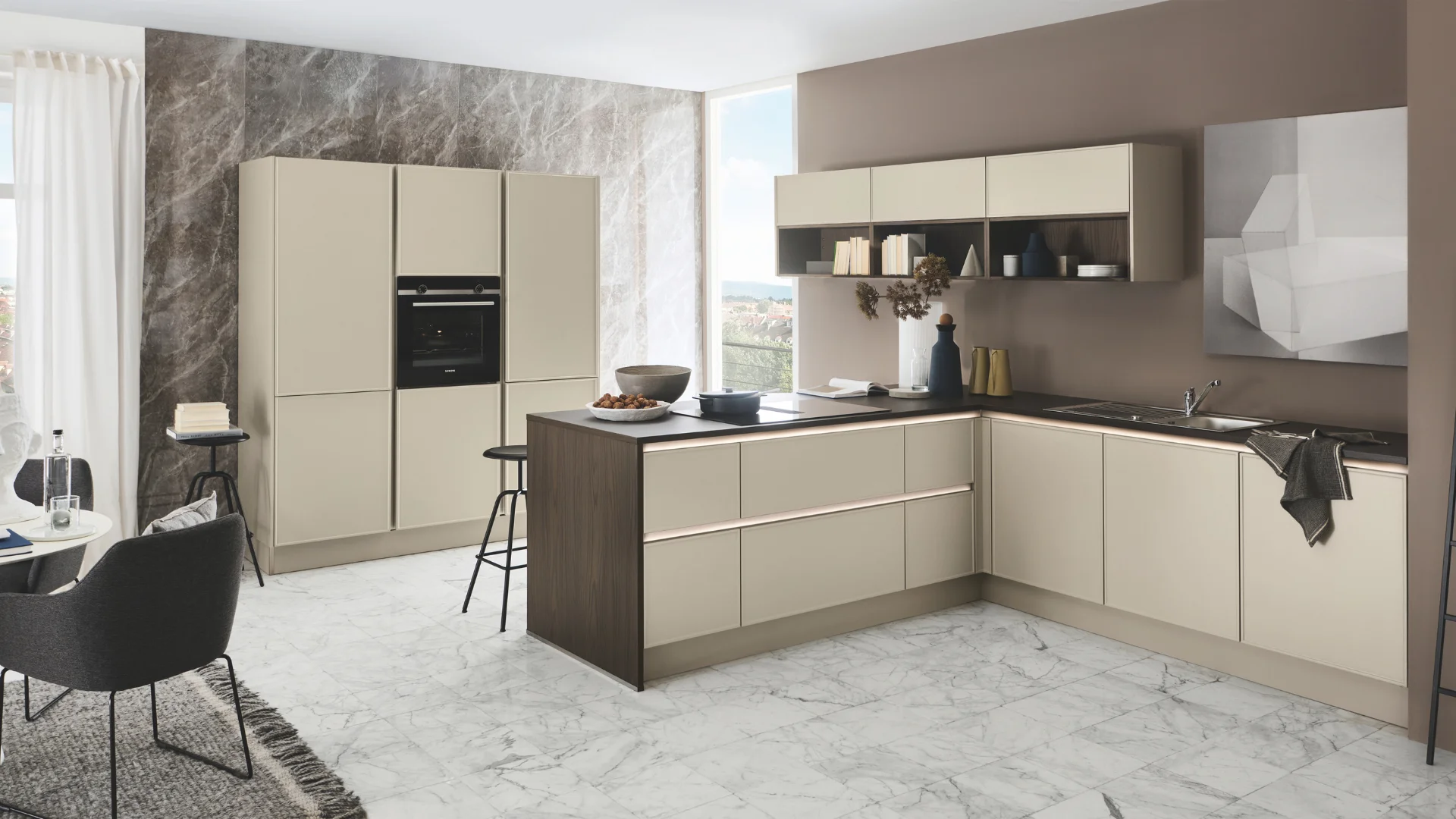 Greeploze hoekkeuken met losse kastenwand met luxe inbouwapparatuur uitgevoerd in greige softmatt