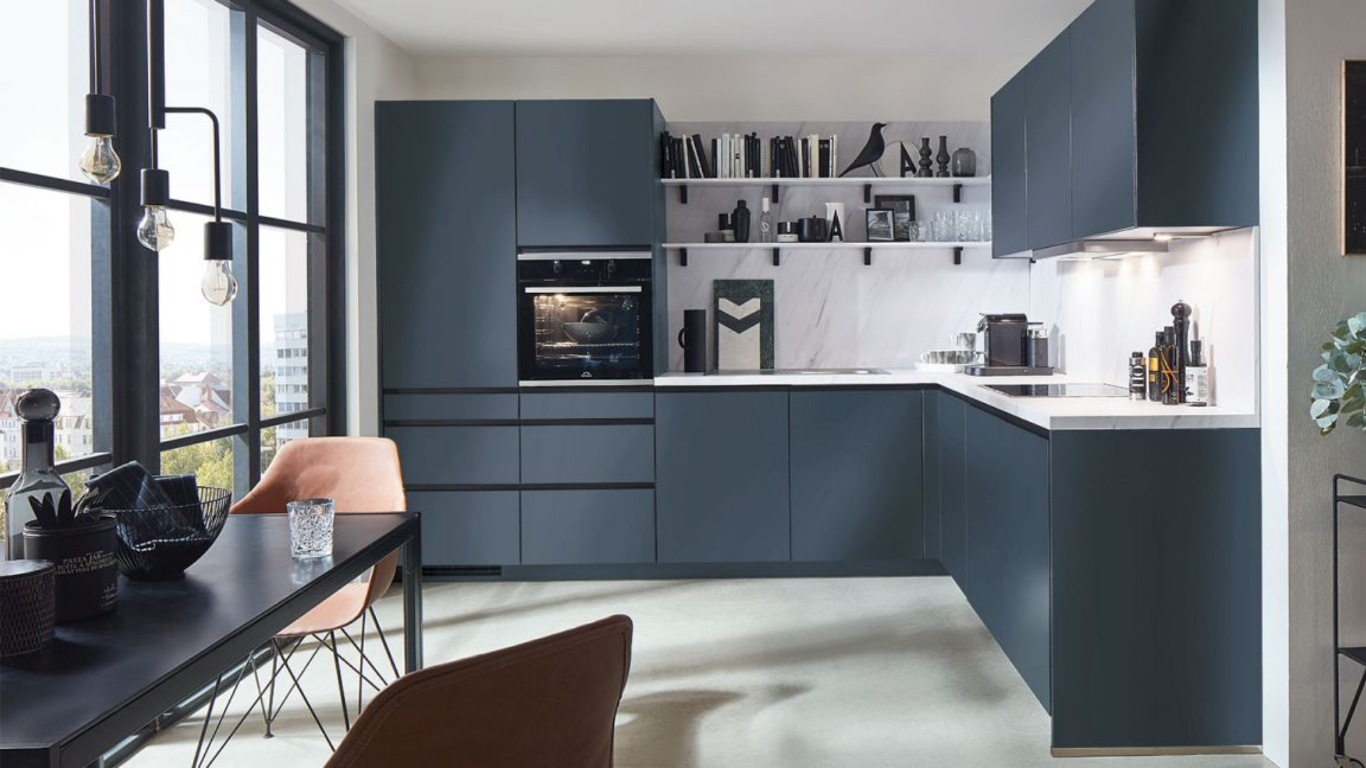 Fjordblauwe hoekkeuken van Nobilia met marmerlook werkblad