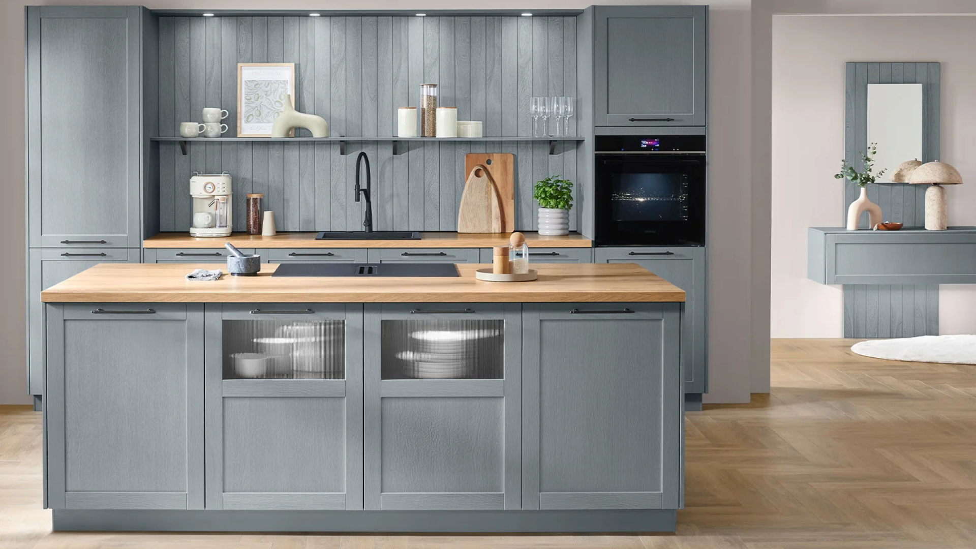 Steenblauwe eilandkeuken in houtstructuur van Nobilia met houten werkblad