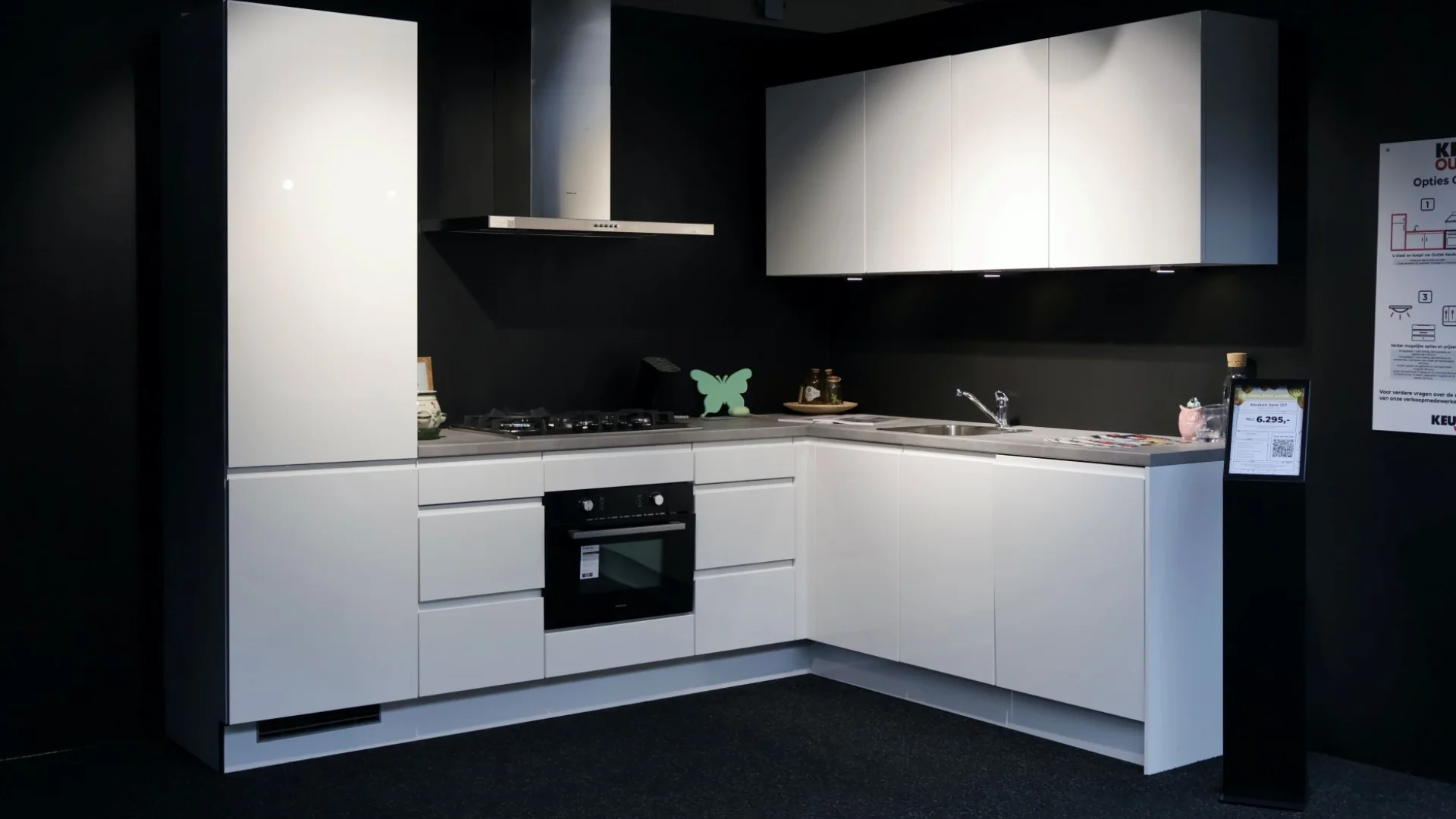 Witte hoogglans hoekkeuken direct uit voorraad leverbaar bij Keukenwarenhuis.nl