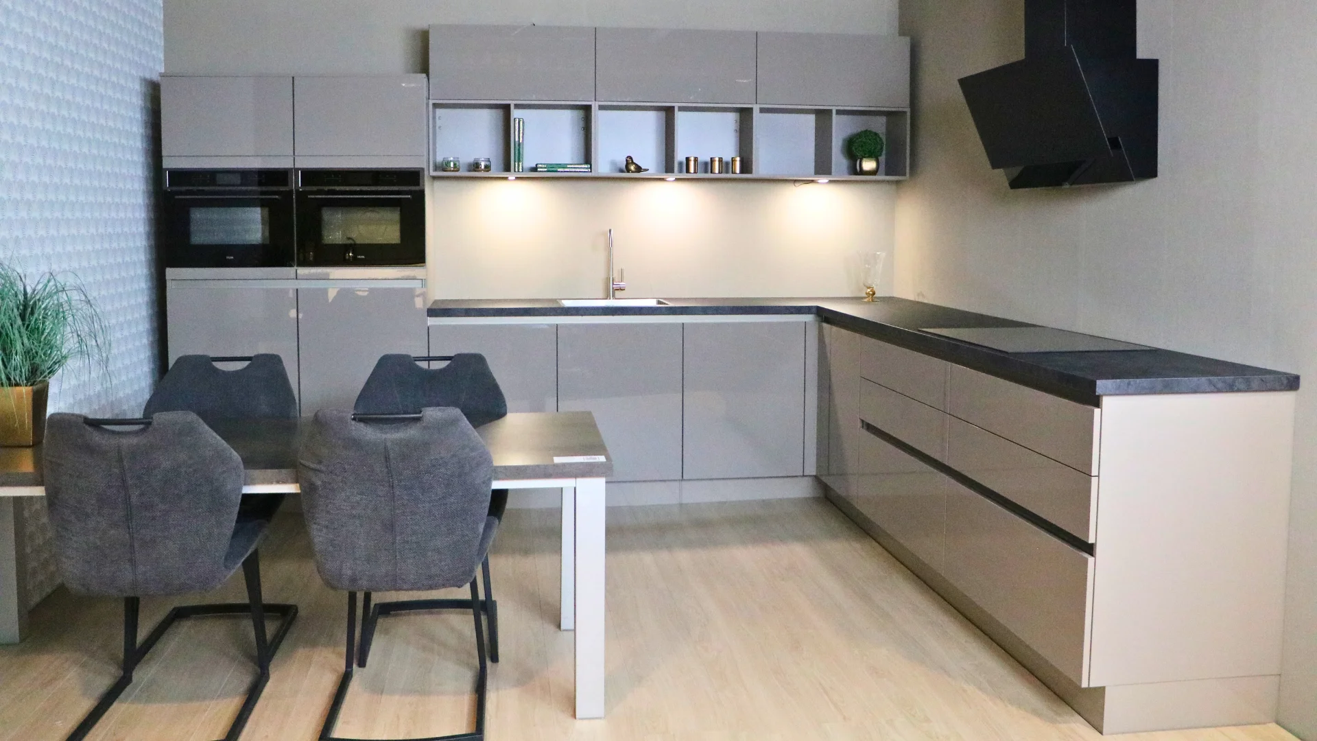 Hoogglans greige hoekkeuken in de mega showrooms van Keukenwarenhuis.nl in Dordrecht en Ter Aar