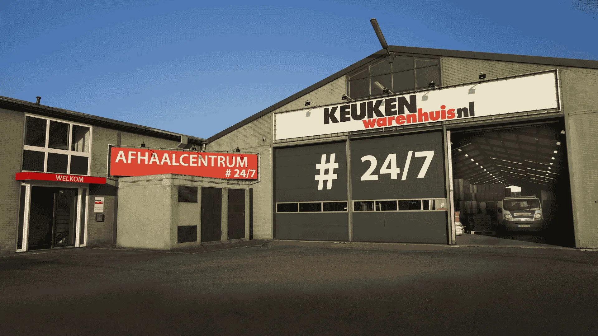 Voorgevel van het B2B-magazijn en afhaalcentrum van Keukenwarenhuis.nl aan de Westkanaalweg in Ter Aar