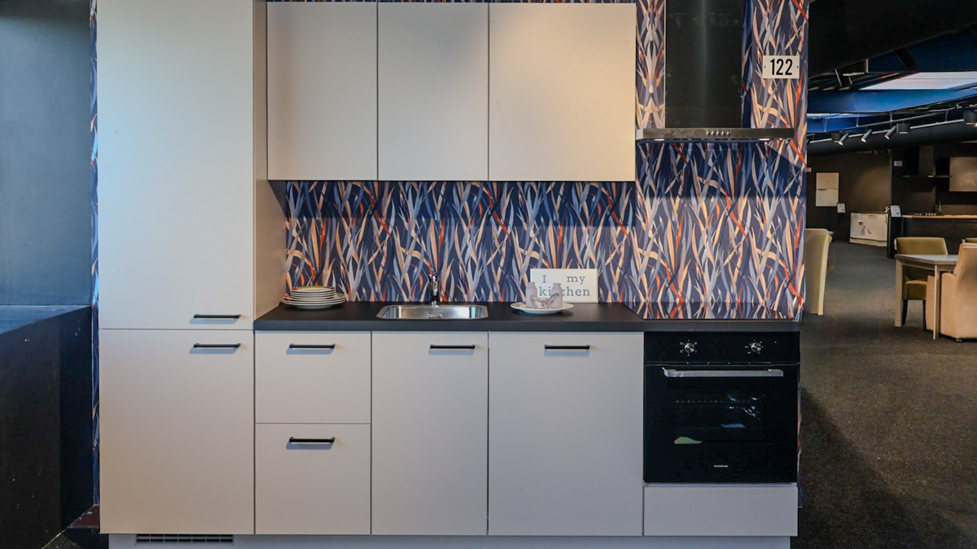 Een zandkleurige kitchenette direct uit voorraad leverbaar vanuit de mega showrooms van Keukenwarenhuis.nl in Dordrecht en Ter Aar