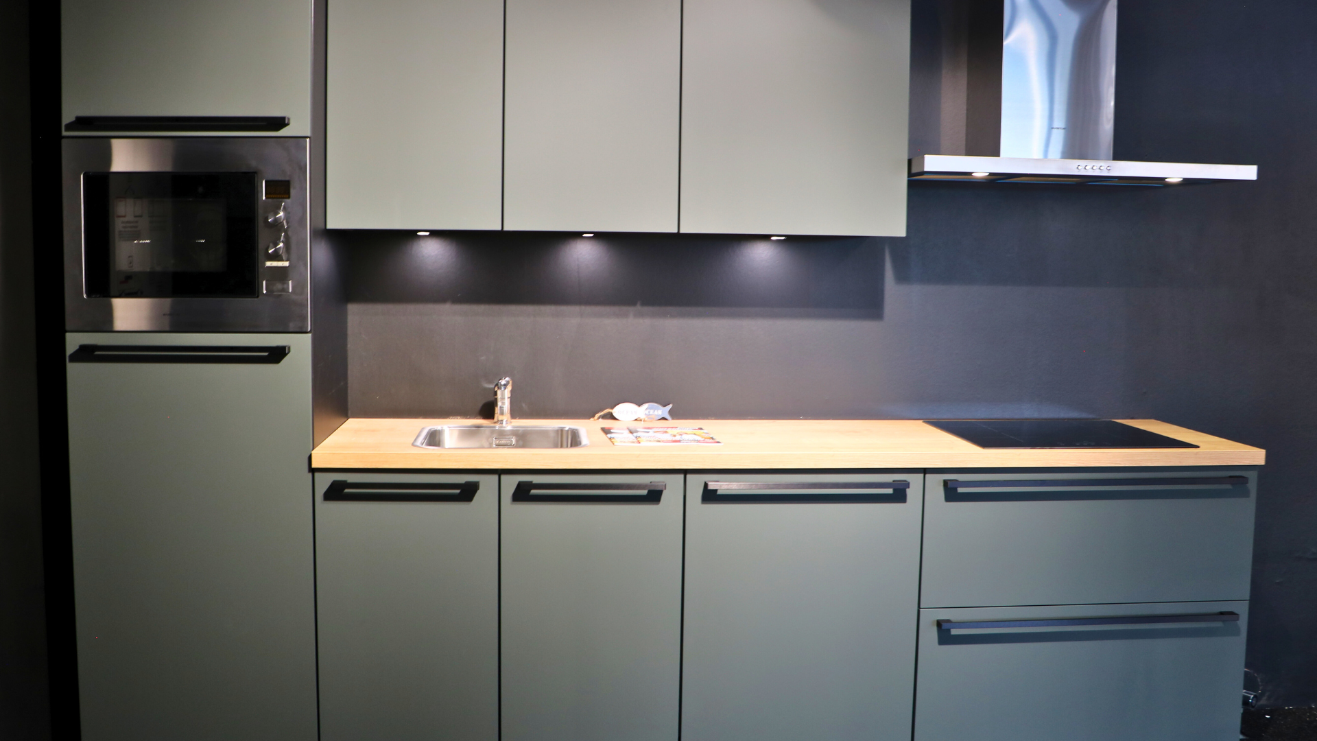 Een mineraal groene pantry keuken direct uit voorraad leverbaar vanuit de mega showrooms van Keukenwarenhuis.nl in Dordrecht en Ter Aar