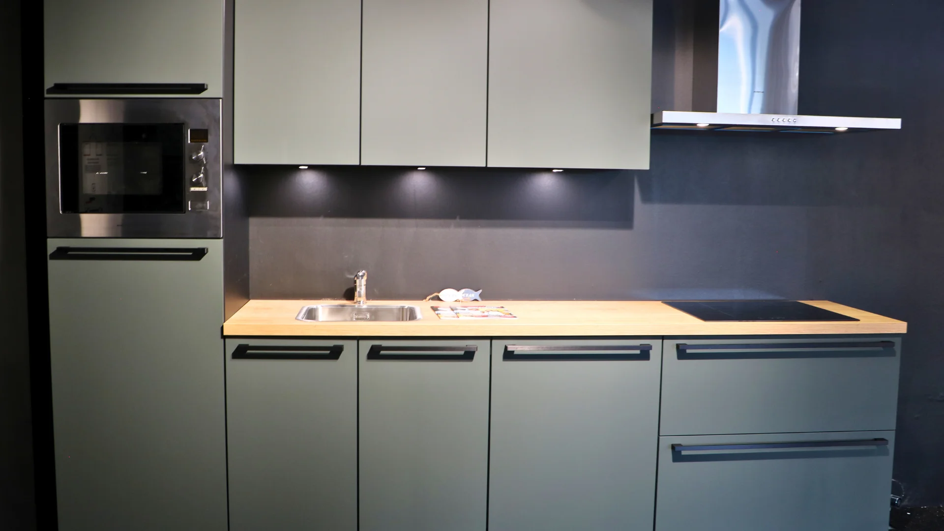 Een mineraal groene pantry keuken direct uit voorraad leverbaar vanuit de mega showrooms van Keukenwarenhuis.nl in Dordrecht en Ter Aar