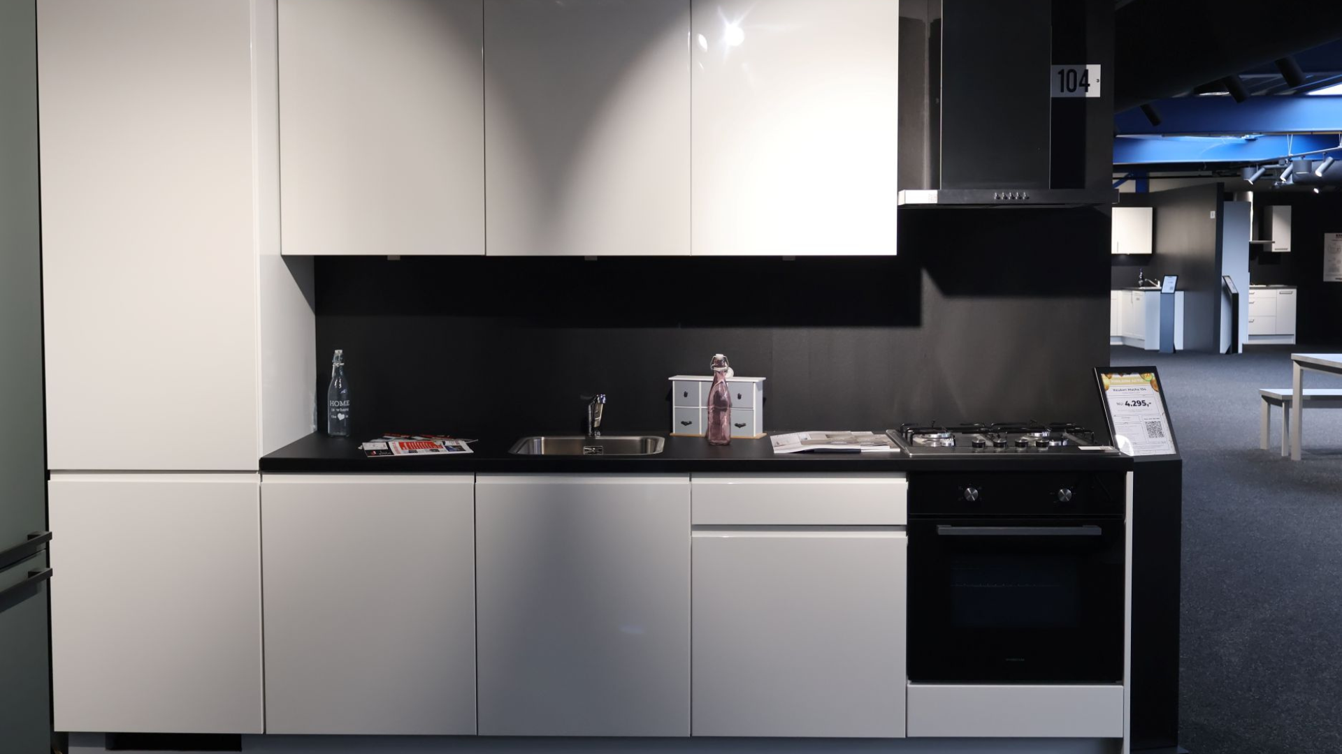 Een hoogglans witte pantry keuken direct uit voorraad leverbaar vanuit de mega showrooms van Keukenwarenhuis.nl in Ter Aar en Dordrecht