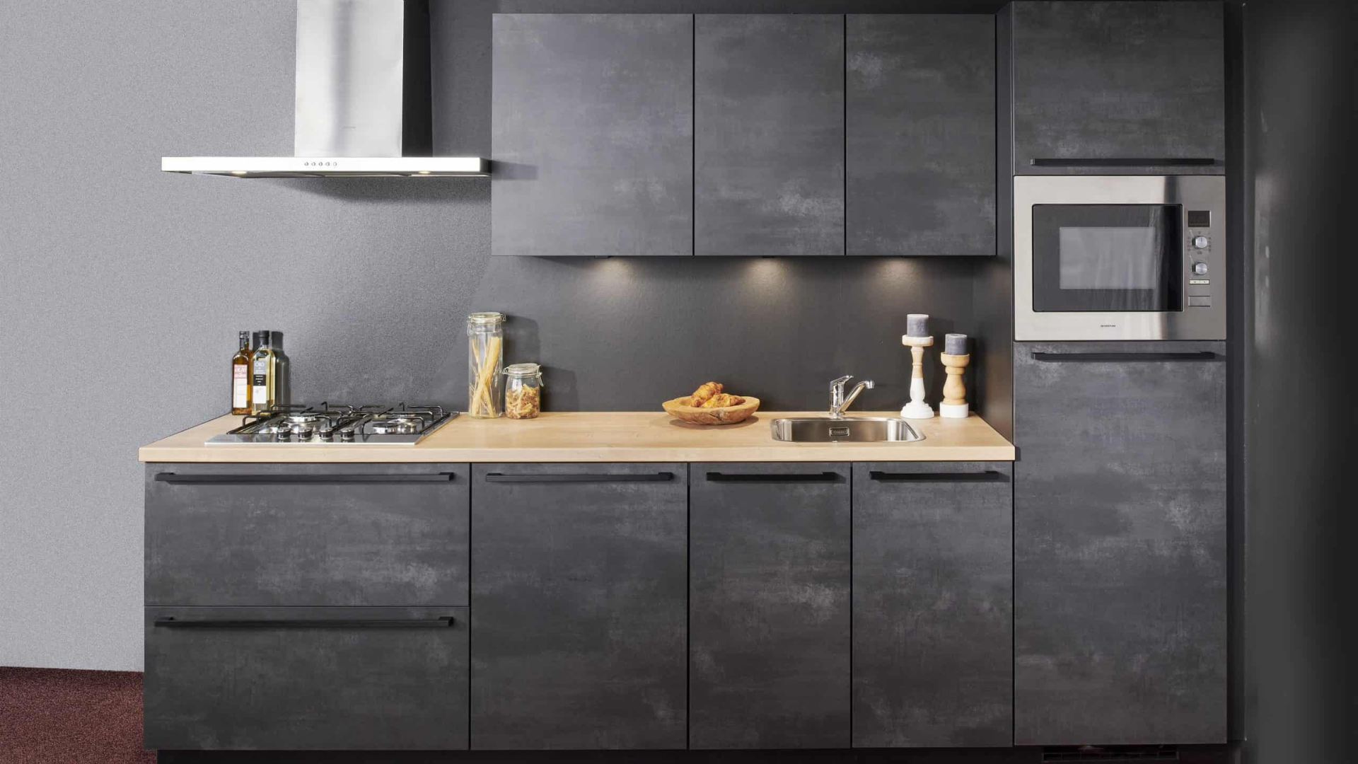 Industriële rechte keuken met houtlook werkblad