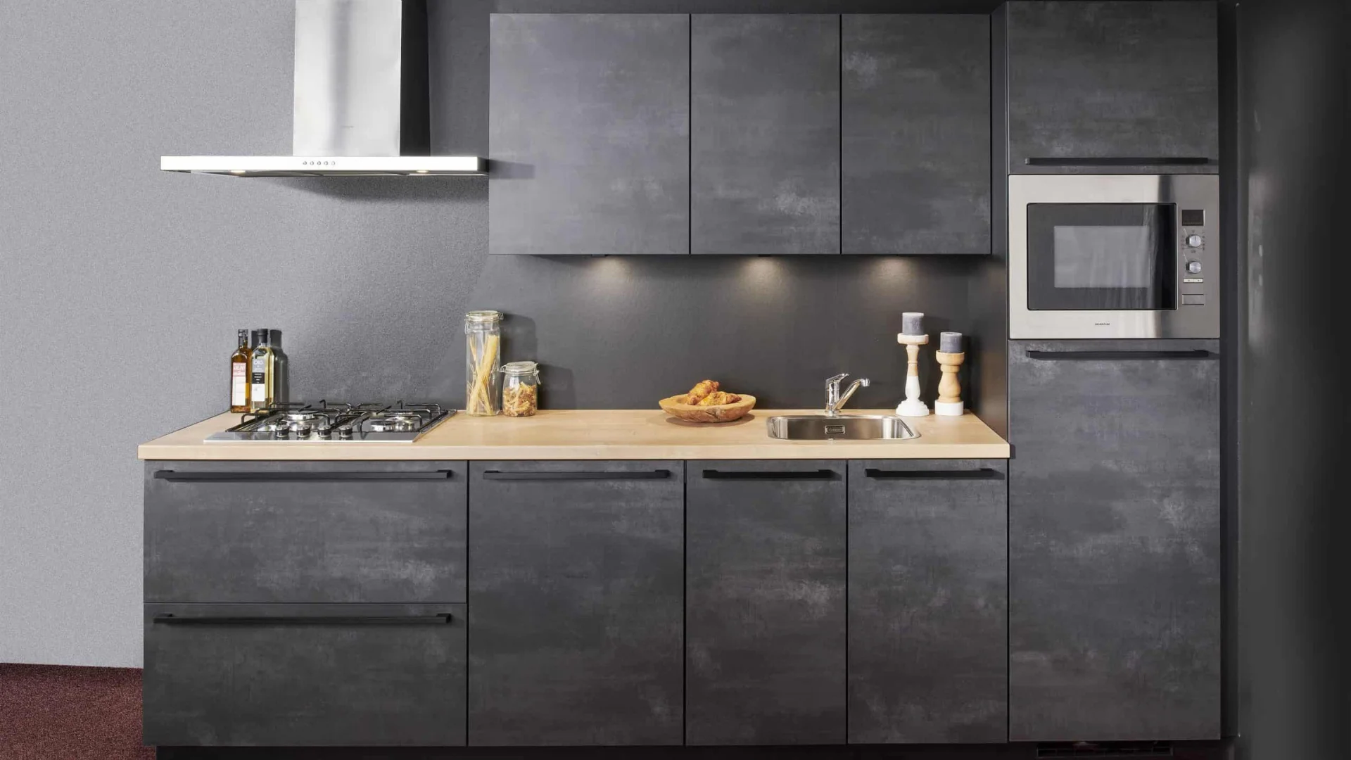 Industriële rechte keuken met houtlook werkblad