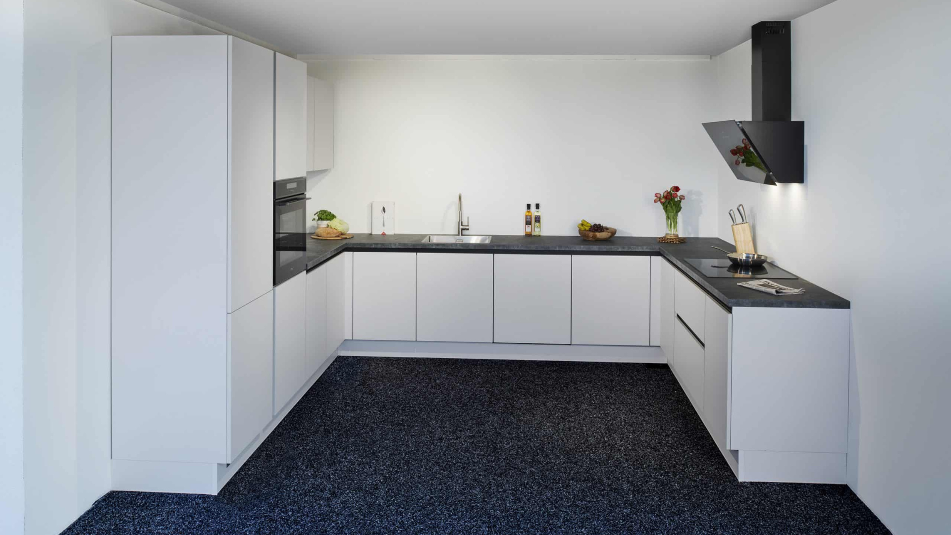 Lichtgrijze U-keuken in de showrooms van Keukenwarenhuis.nl in Ter Aar & Dordrecht