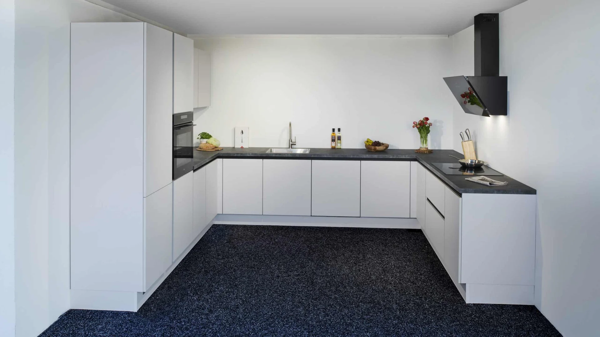 Lichtgrijze U-keuken in de showrooms van Keukenwarenhuis.nl in Ter Aar & Dordrecht