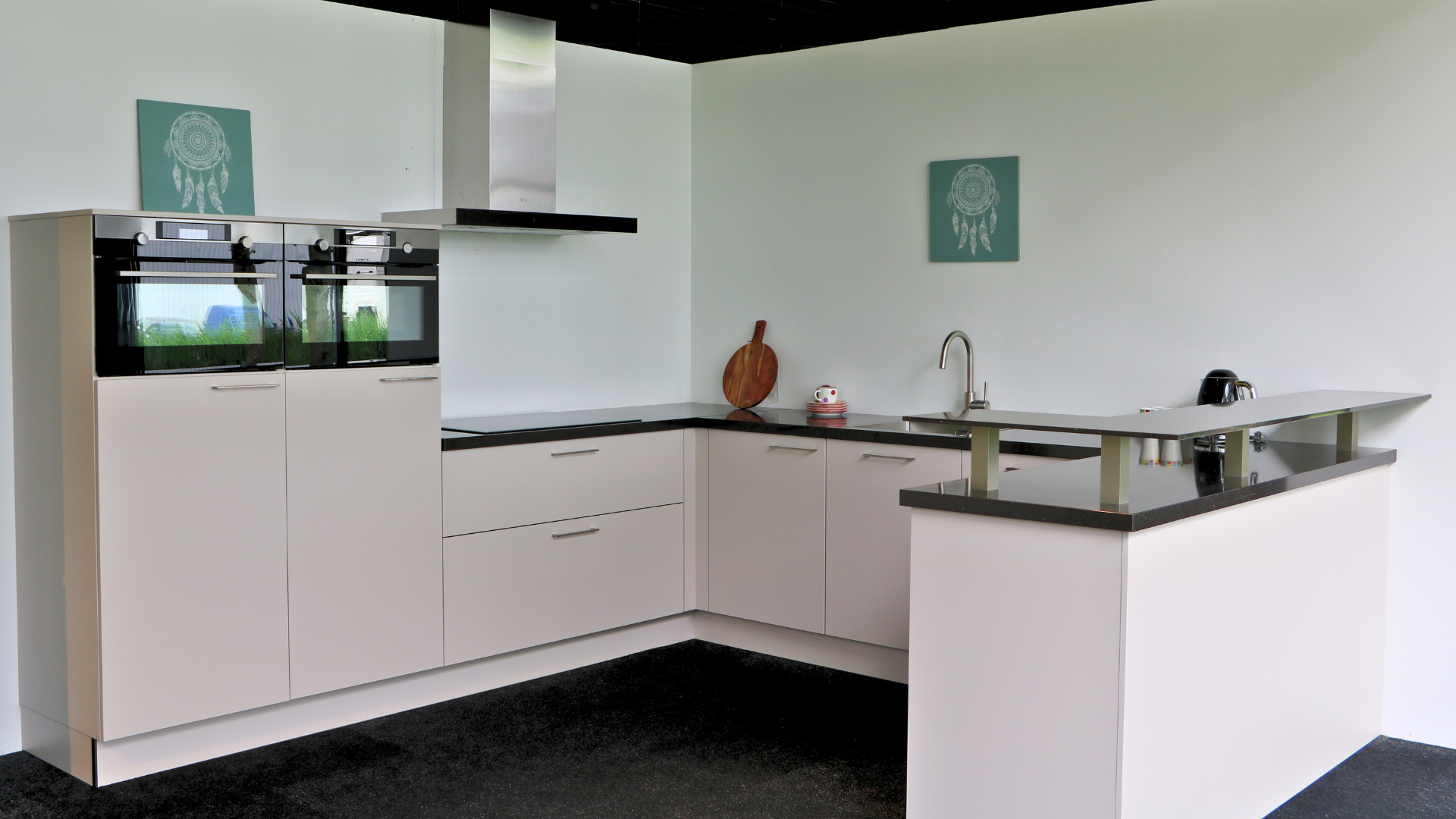 Beige halve U-keuken met bar