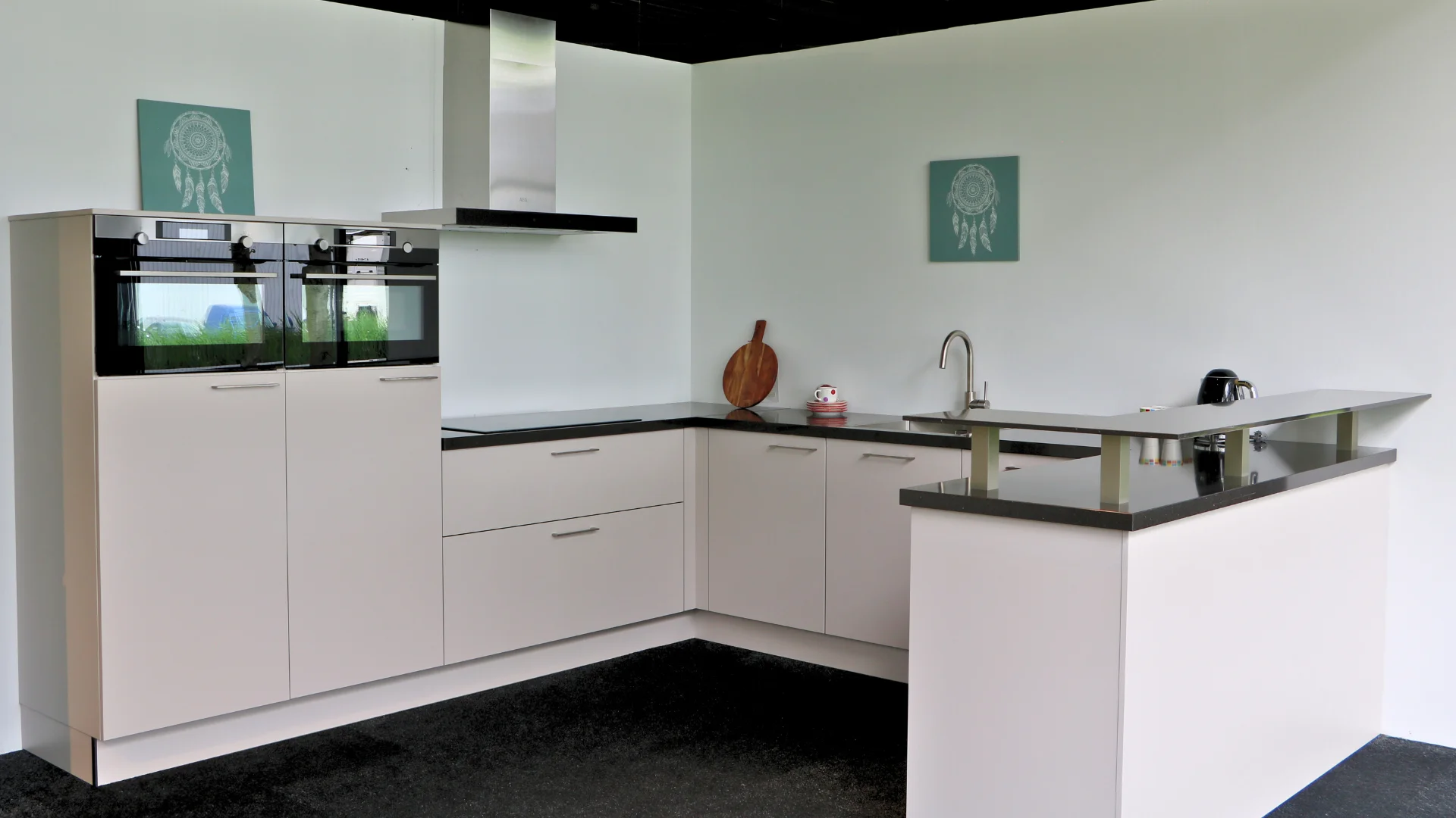 Beige halve U-keuken met bar