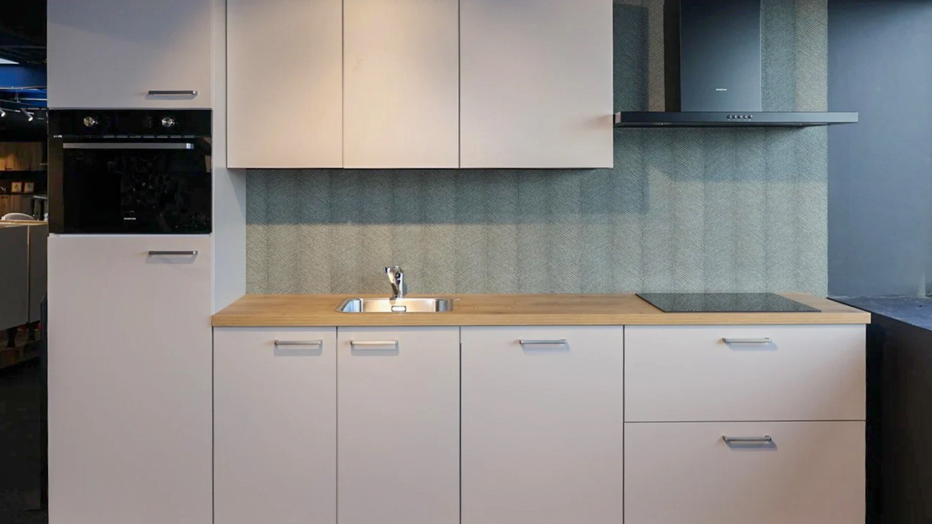Rechte zandkleurige keuken met houtlook werkblad in de showrooms van Keukenwarenhuis.nl in Ter Aar & Dordrecht