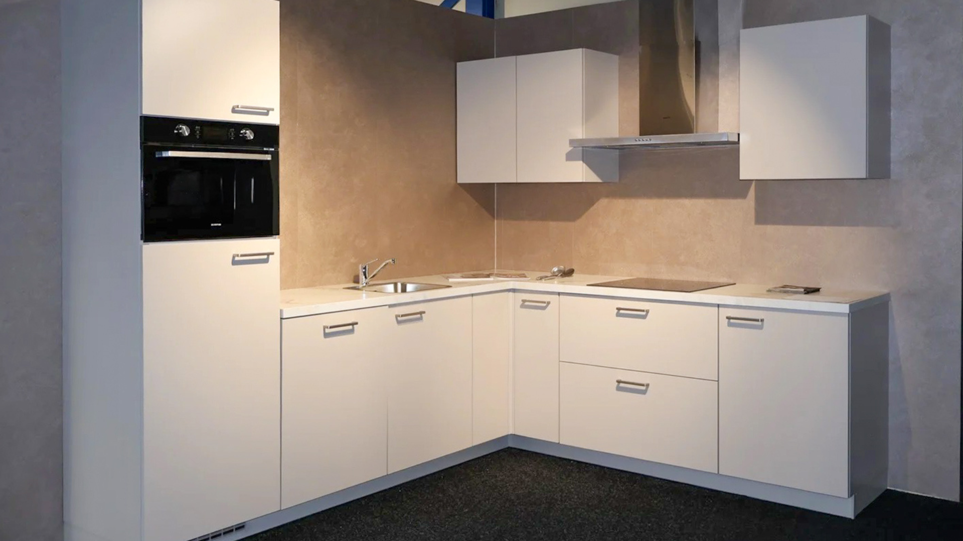 Zandkleurige hoekkeuken met marmerlook werkblad in de showrooms van Keukenwarenhuis.nl in Ter Aar & Dordrecht
