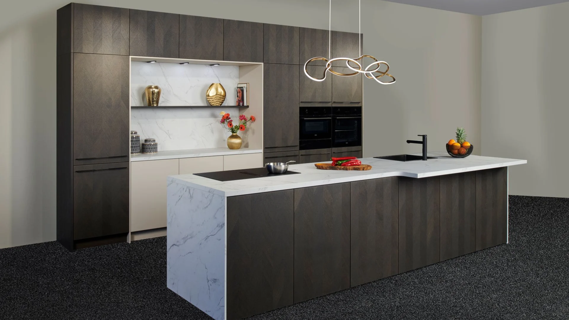 Moderne eilandkeuken met houten fronten en een marmerlook werkblad in de showrooms van Keukenwarenhuis.nl in Ter Aar & Dordrecht
