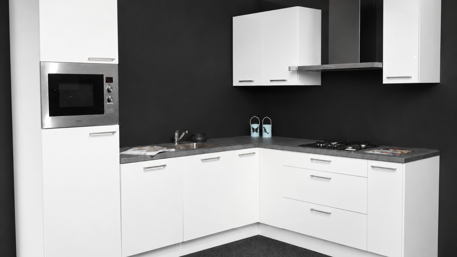 Showroomkeuken 128 uitgevoerd in hoogglans wit in de showroom van filiaal Dordrecht