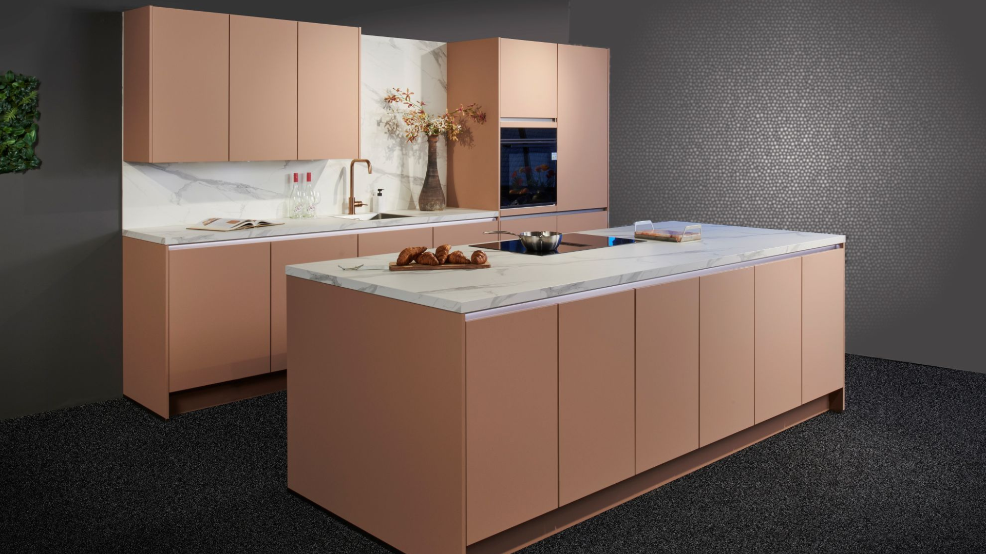 Moderne eilandkeuken uitgevoerd in koraalroze in de showroom van Keukenwarenhuis.nl in Ter Aar