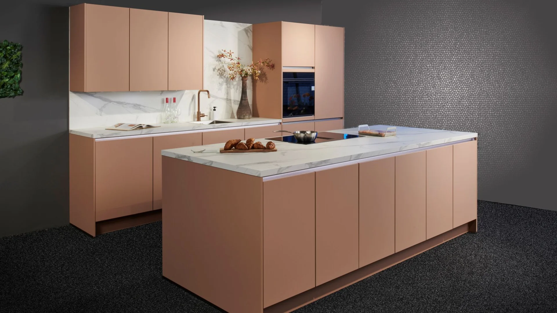 Moderne eilandkeuken uitgevoerd in koraalroze in de showroom van Keukenwarenhuis.nl in Ter Aar