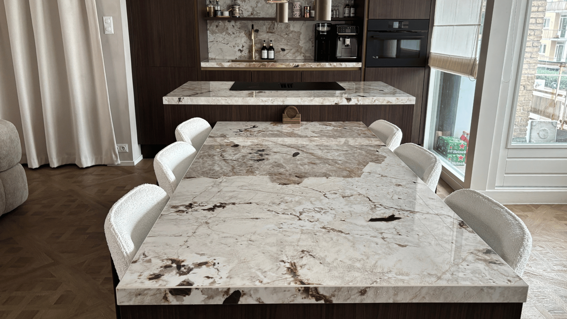 Een T-keuken in eilandopstelling bij een tevreden klant van Keukenwarenhuis.nl