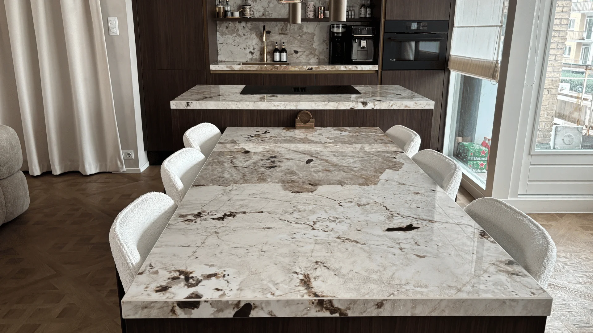 Een T-keuken in eilandopstelling bij een tevreden klant van Keukenwarenhuis.nl