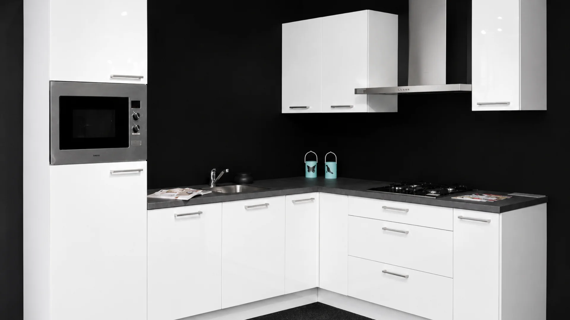 Hoogglans witte keukenfront Alpha Lack uit het Keukens Binnen 7 Dagen concept van Keukenwarenhuis.nl