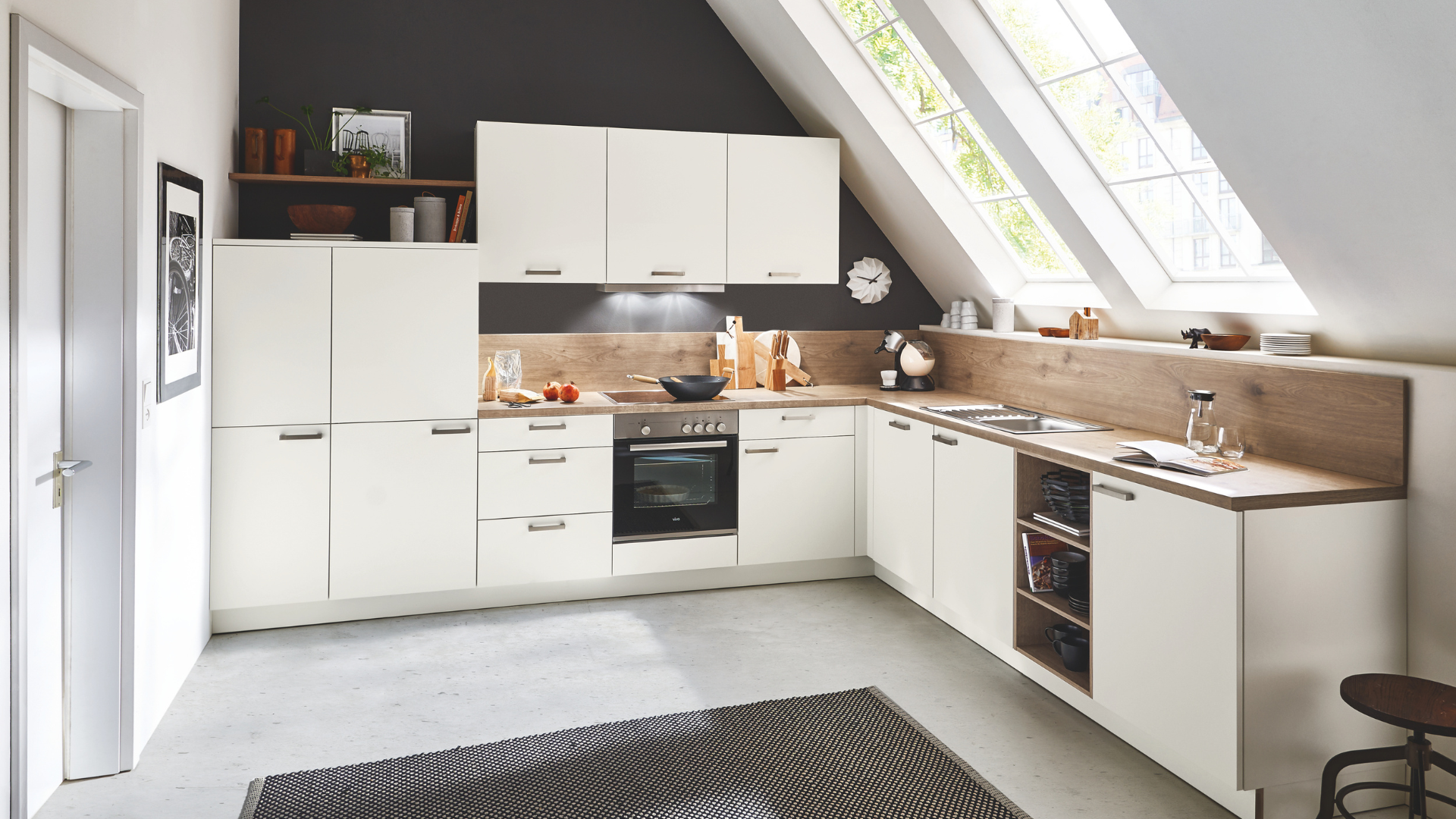 Moderne magnolia hoekkeuken van nolte met houtlook werkblad