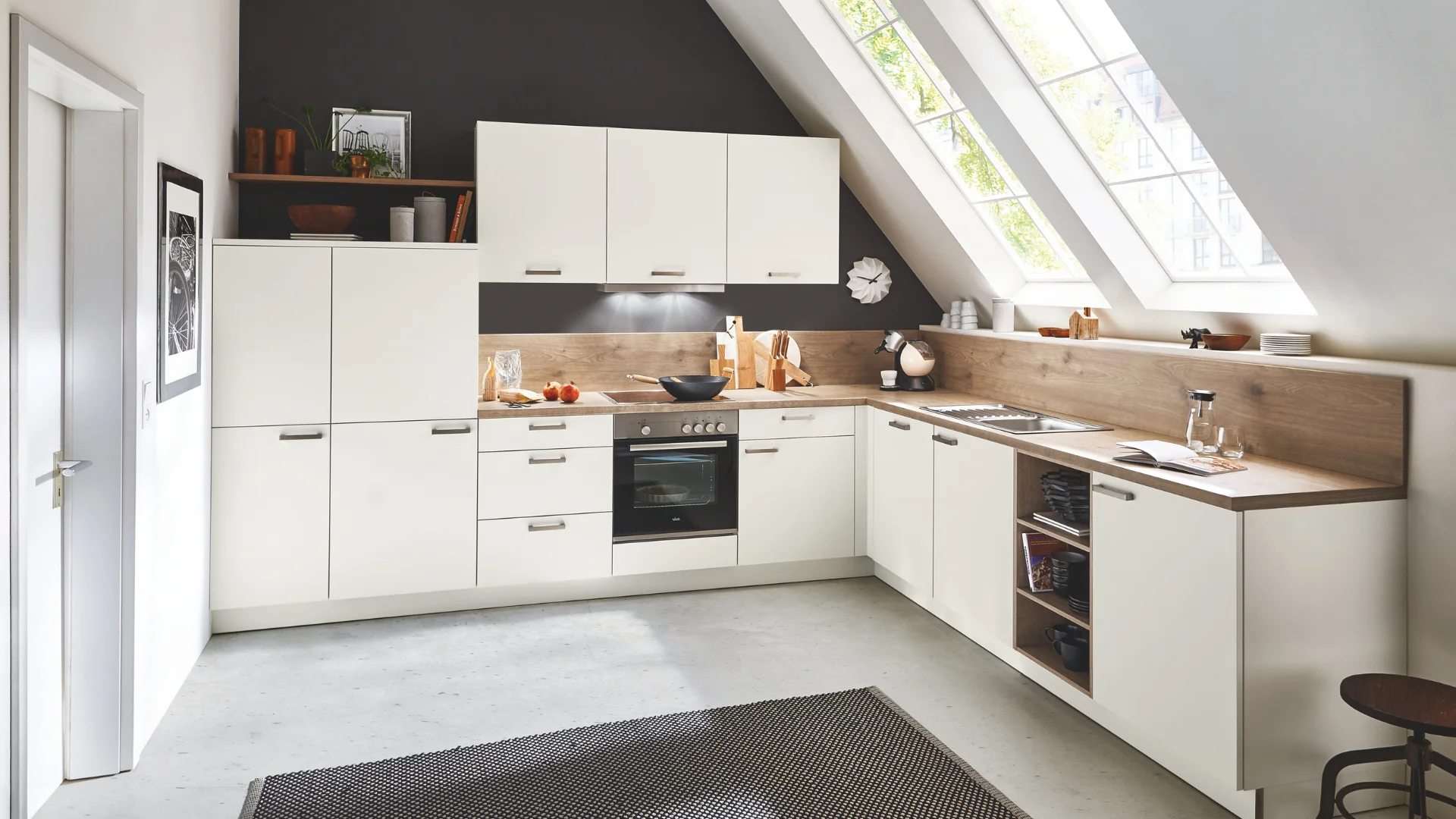 Moderne magnolia hoekkeuken van nolte met houtlook werkblad