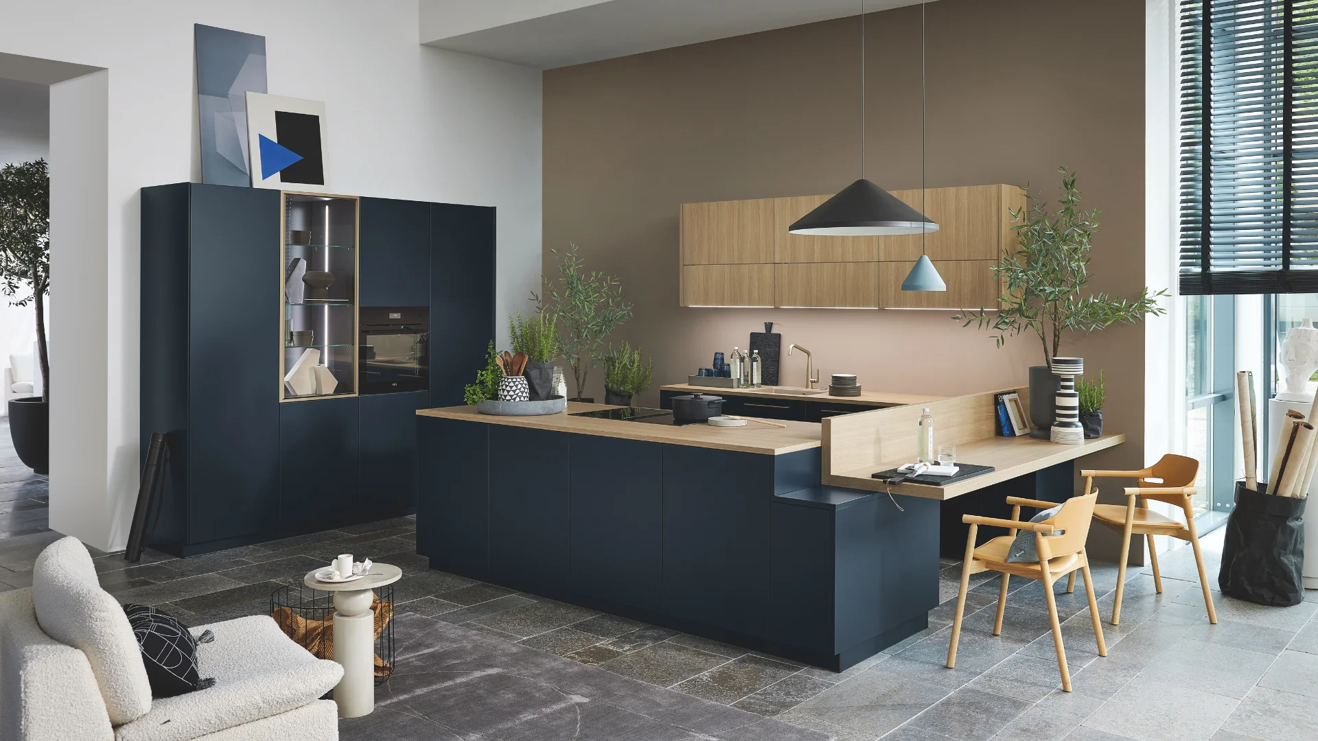 Blauwe schiereiland keuken met hout gecombineerd