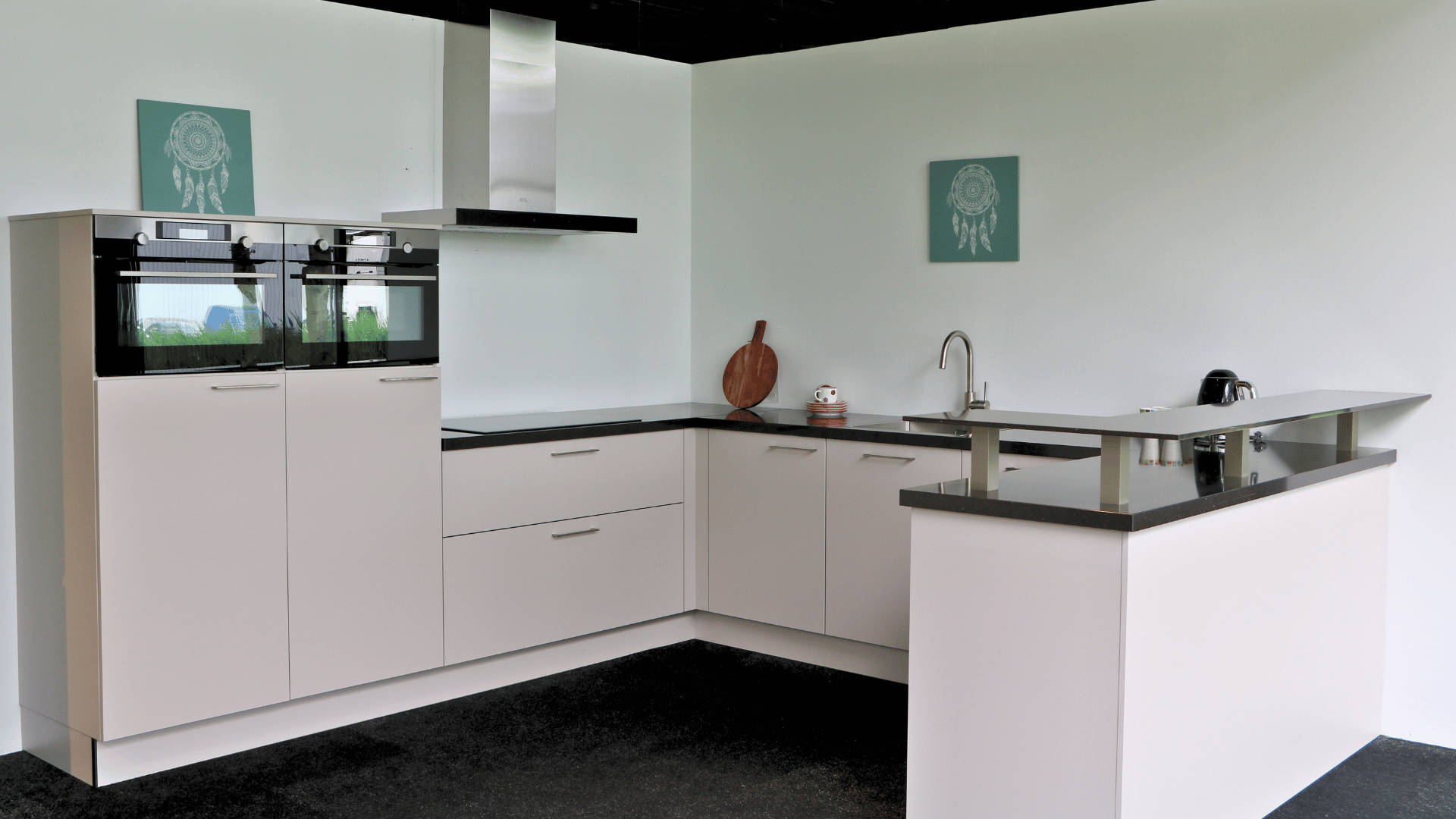 Een U-keuken met bar in de showroom van Keukenwarenhuis.nl in Dordrecht