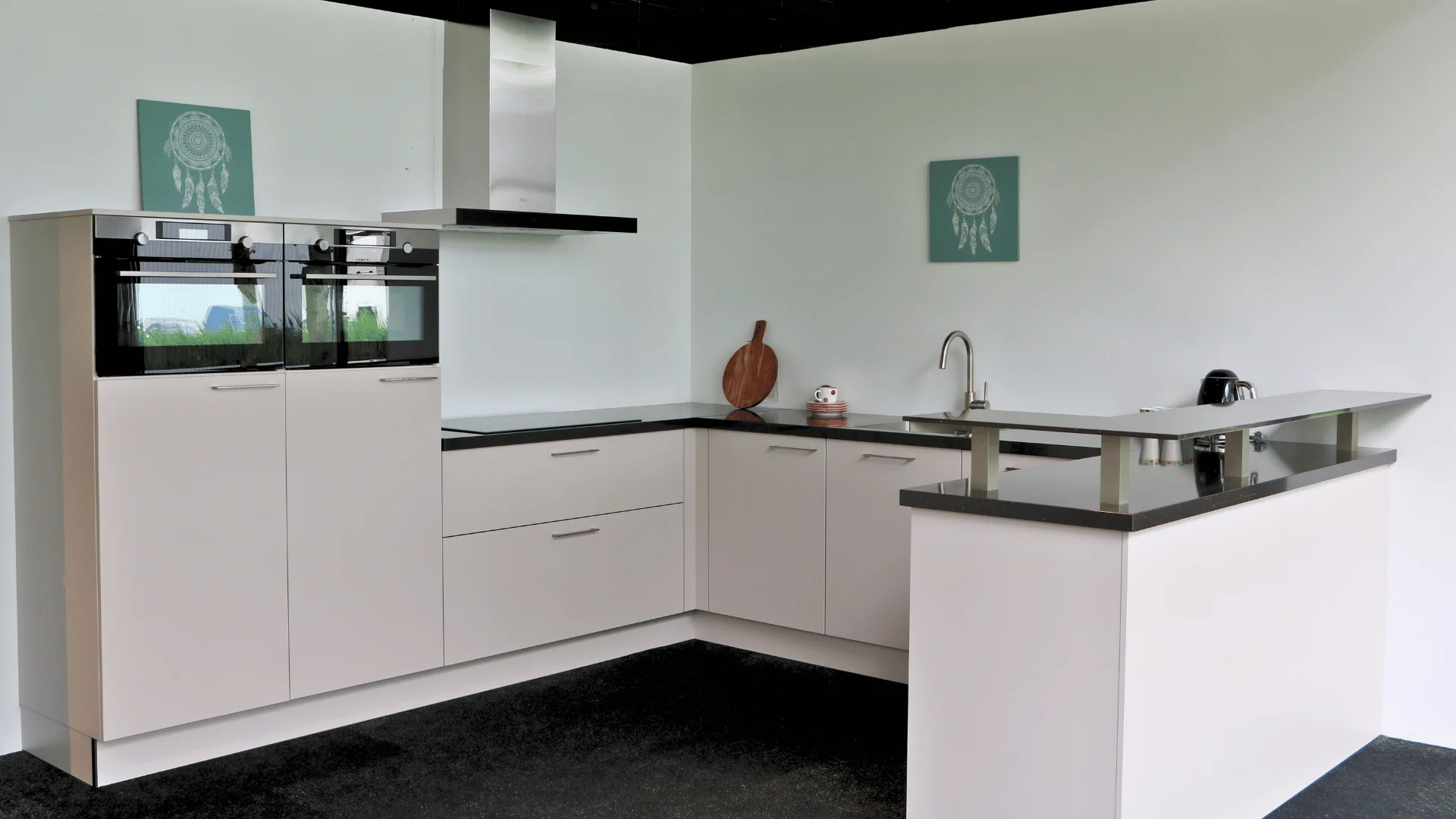 Een U-keuken met bar in de showroom van Keukenwarenhuis.nl in Dordrecht