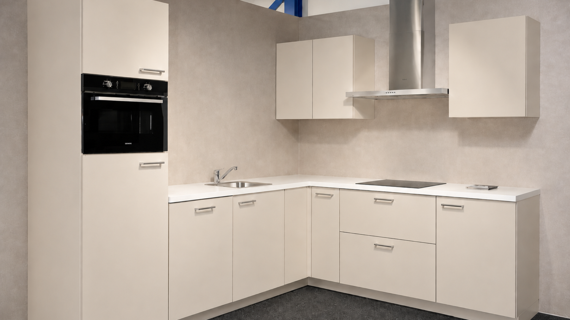 Zandkleurige hoekkeuken met marmerlook werkblad in de showrooms van Keukenwarenhuis.nl in Ter Aar & Dordrecht