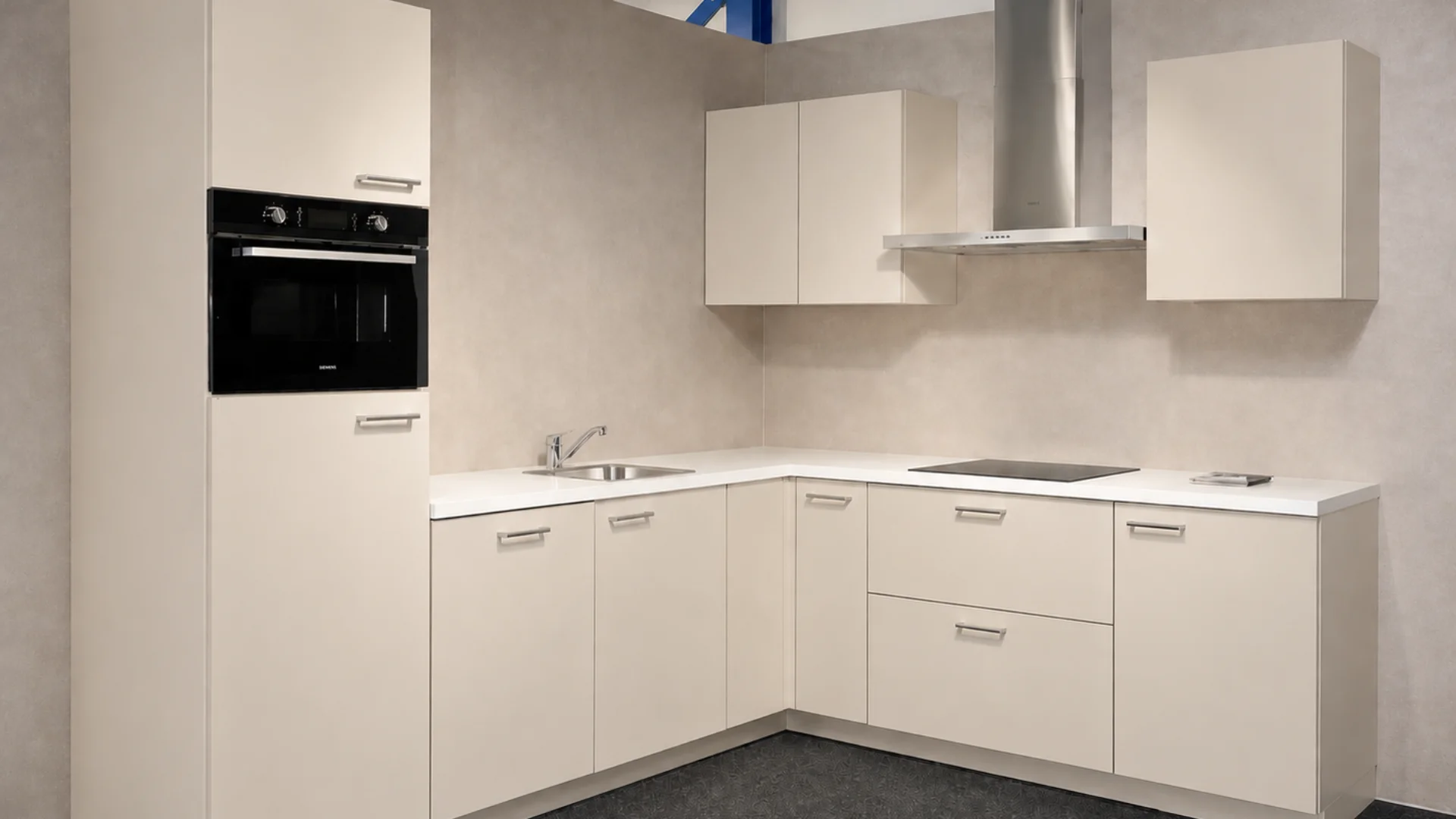 Zandkleurige hoekkeuken met marmerlook werkblad in de showrooms van Keukenwarenhuis.nl in Ter Aar & Dordrecht