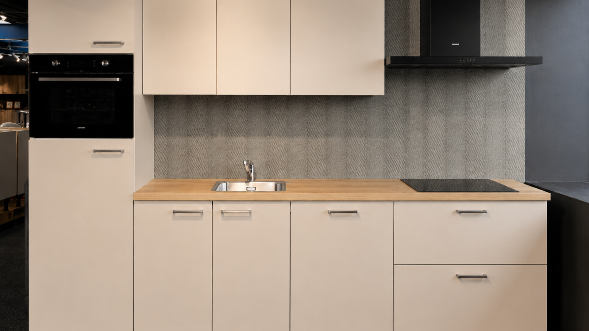Een zandkleurige pantry keuken direct uit voorraad leverbaar vanuit de mega showrooms van Keukenwarenhuis.nl in Dordrecht en Ter Aar