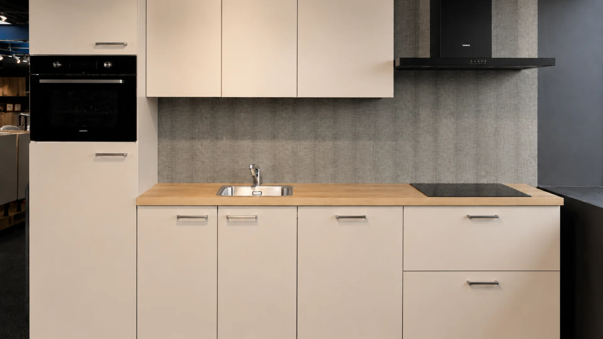 Een zandkleurige pantry keuken direct uit voorraad leverbaar vanuit de mega showrooms van Keukenwarenhuis.nl in Dordrecht en Ter Aar