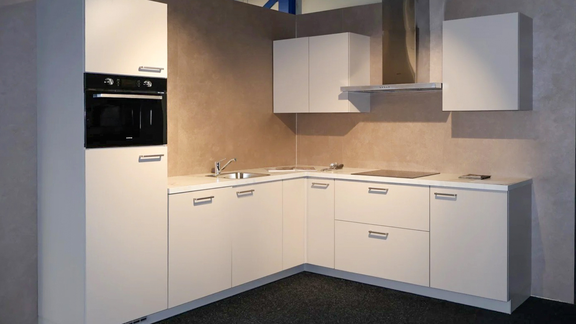 Lichte zandbeige hoekkeuken direct uit voorraad leverbaar bij Keukenwarenhuis.nl