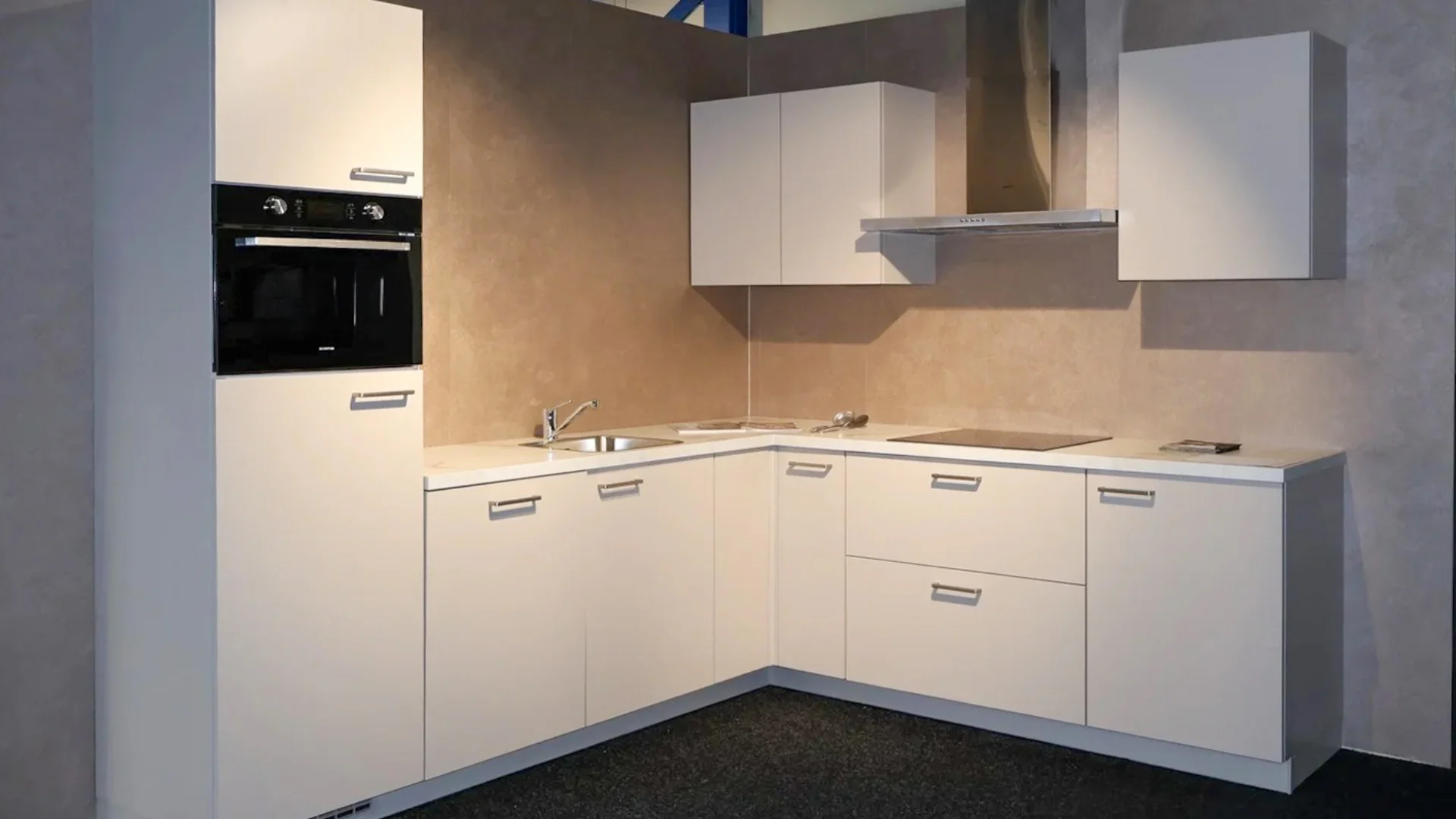 Lichte zandbeige hoekkeuken direct uit voorraad leverbaar bij Keukenwarenhuis.nl