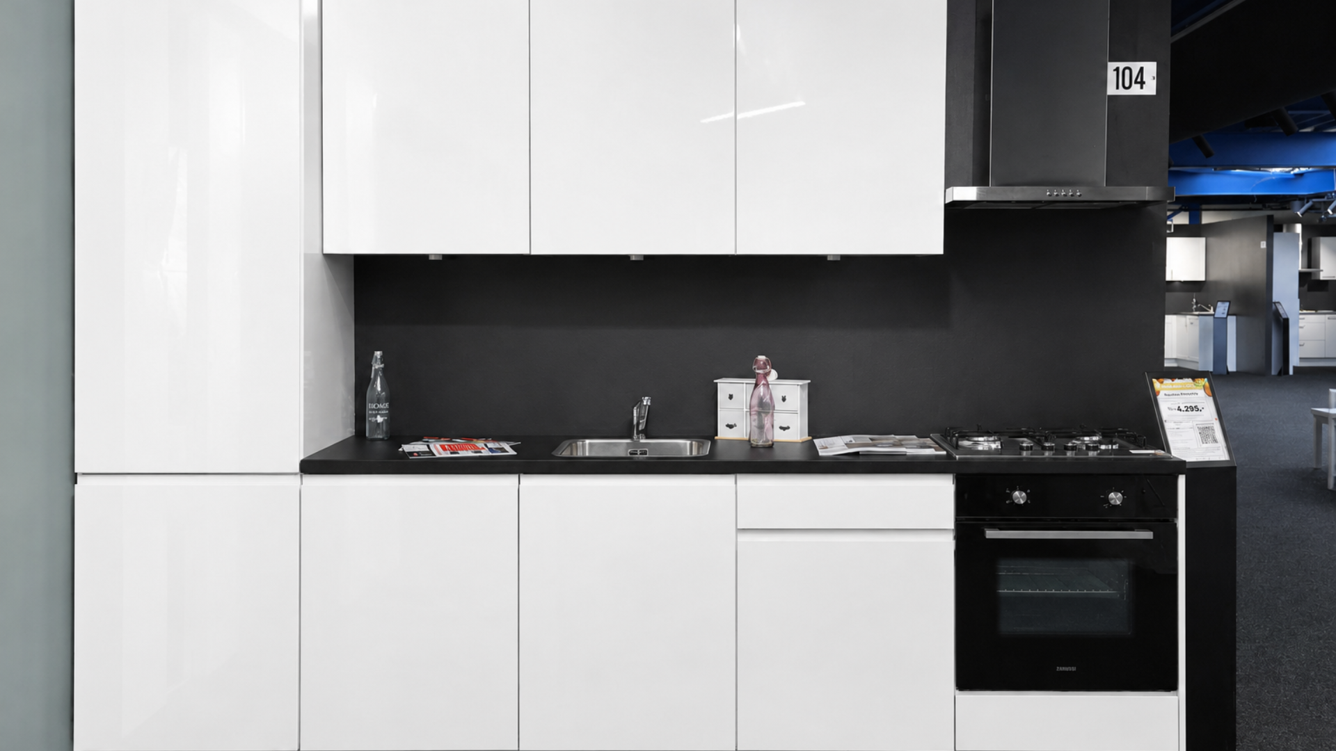 Een hoogglans witte pantry keuken direct uit voorraad leverbaar vanuit de mega showrooms van Keukenwarenhuis.nl in Ter Aar en Dordrecht