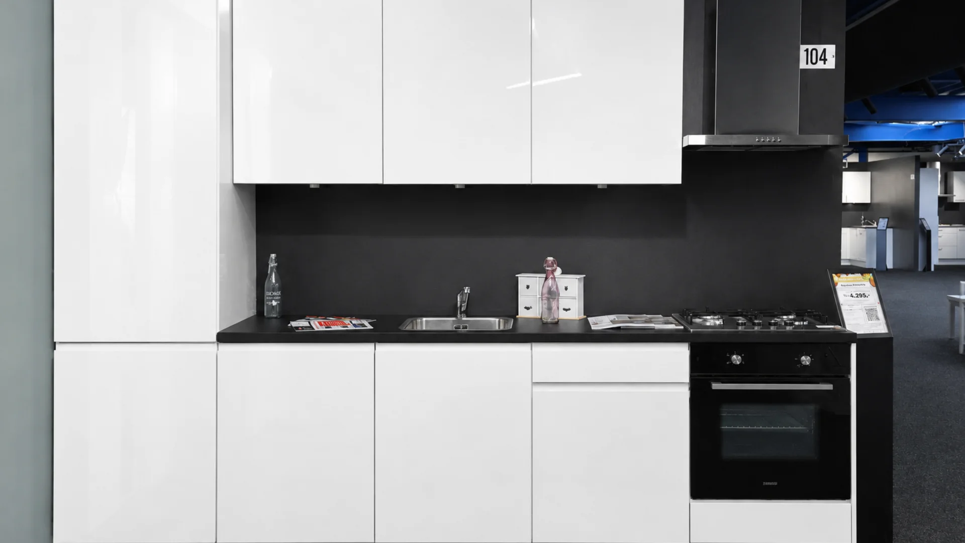 Een hoogglans witte pantry keuken direct uit voorraad leverbaar vanuit de mega showrooms van Keukenwarenhuis.nl in Ter Aar en Dordrecht