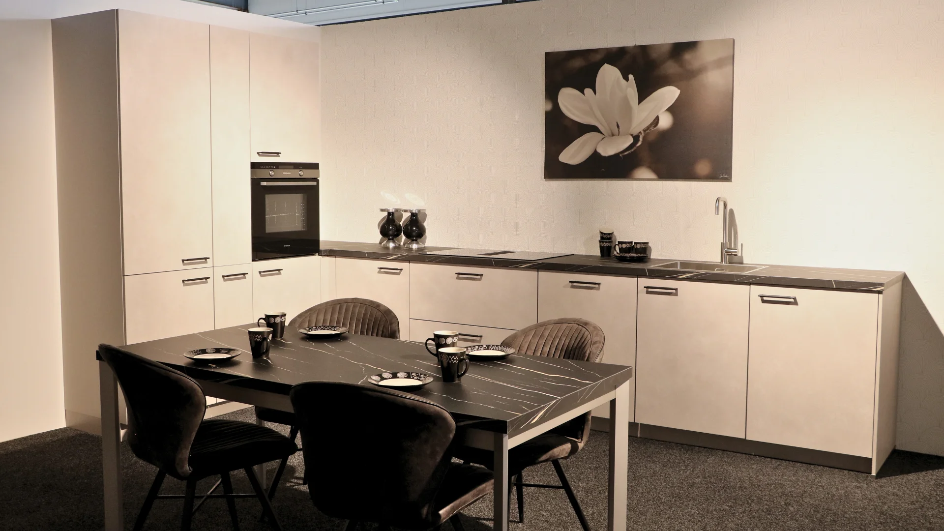 Zandkleurige hoekkeuken met tafel