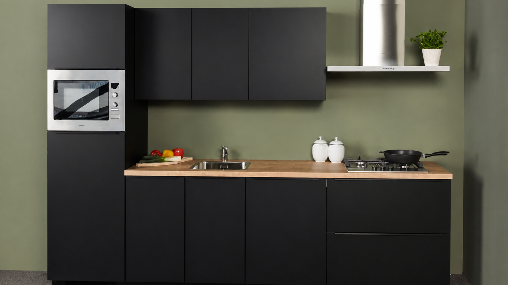 Een mat zwarte pantry keuken direct uit voorraad leverbaar vanuit de mega showrooms van Keukenwarenhuis.nl in Dordrecht en Ter Aar