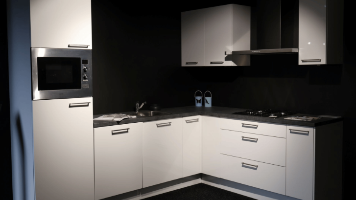 Showroomkeuken 128 uitgevoerd in hoogglans wit in de showroom van filiaal Dordrecht