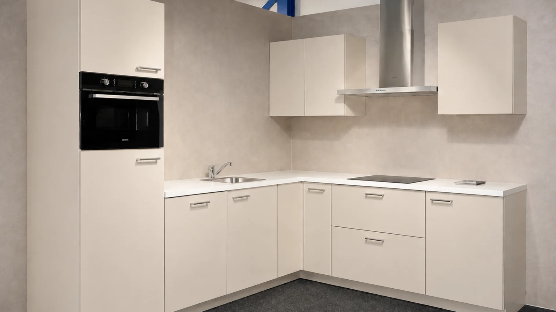 Zandkleurige hoekkeuken direct uit voorraad leverbaar in de grootste keukenshowrooms van Nederland bij Keukenwarenhuis.nl