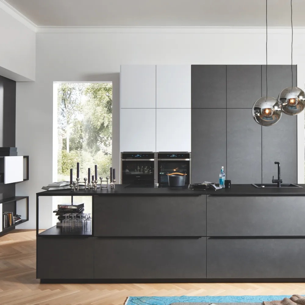 Industriële keuken met kookeiland, donkere fronten, open vakken en strak design